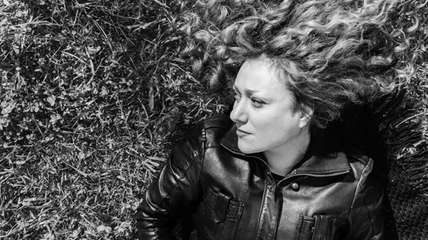 Ο Άρης Δαβαράκης φέρνει τους στίχους του στο «Άλσος»