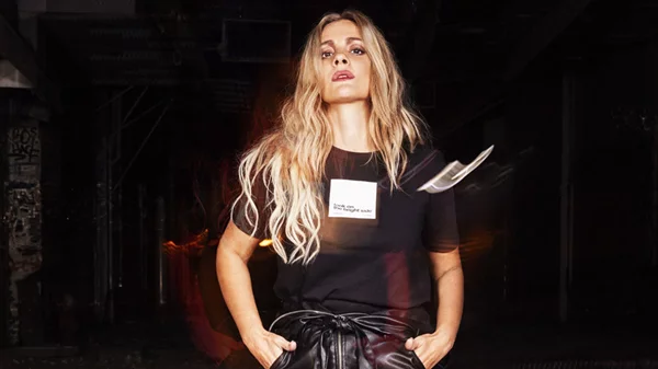 Με τη Νατάσσα και τους φίλους της στη νέα δεκαετία