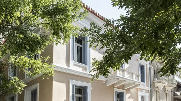 Ένα εντυπωσιακό νεοκλασσικό στη Διδότου παίρνει νέα πνοή ως μοντέρνο ξενοδοχείο