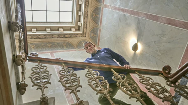 Δημήτρης Λιγνάδης: «Κοιτάζω προς τον ουρανό αλλά πατάω γερά στη γη»