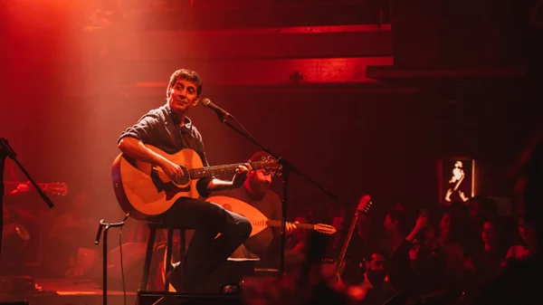 Ο Σωκράτης Μάλαμας μας γλεντάει στην «Ακτή Πειραιώς»