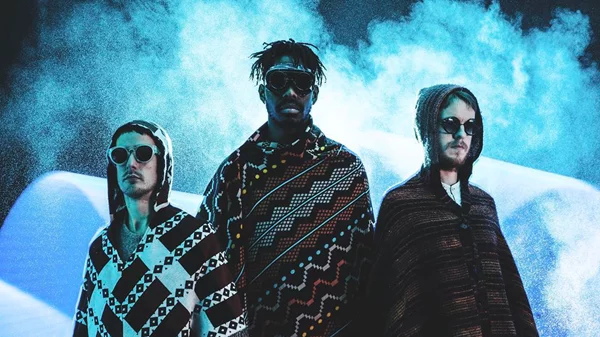 Μιλήσαμε με το συγκρότημα που κυκλοφόρησε το δίσκο της χρονιάς