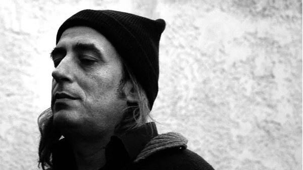 Ο Γιάννης Αγγελάκας διαβάζει Αγγελάκα στα αθηναϊκά μπαρ