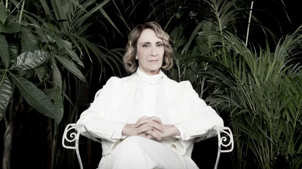 Θέμις Μπαζάκα: «Ο κόσμος πηγαίνει στο θέατρο γιατί δεν θέλει να νιώσει ότι είναι μόνος»