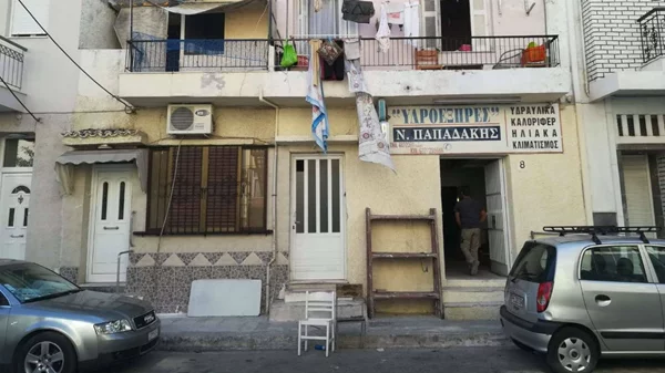 «Hydroexpress Project»: Σε ένα παλιό κατάστημα υδραυλικών στα Καμίνια μια εικαστικός ερευνά την ελληνική οικογένεια, τα κοινά και την οικονομία