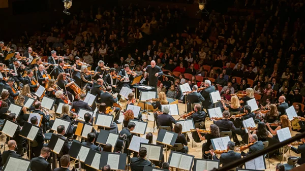 Το μαλερικό ταξίδι της ΚΟΑ προς το τέλος του: Καθηλωτική 1η Συμφωνία με τον ’Εσενμπαχ