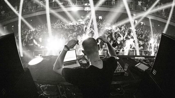 Electro απόκριες στο «01 Athens»