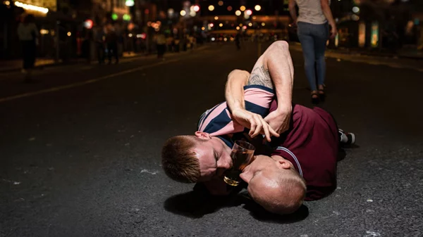 Παγκόσμια πρεμιέρα στη Στέγη: Ο Λόιντ Νιούσον, οι DV8 και η αγγλική παμπ