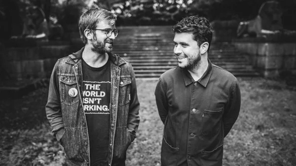 Δεν είναι Γιάννης, είναι John: Μιλήσαμε με το ντουέτο απ' το Λονδίνο πριν το τρικυμιώδες live τους