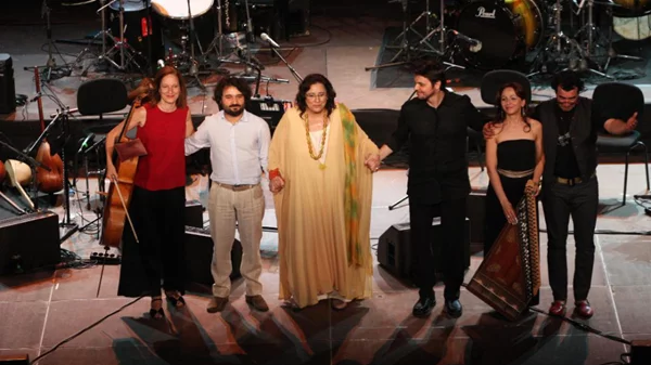 Η Μαρία Φαραντούρη σε ένα ταξίδι «Πέρα από τα σύνορα»