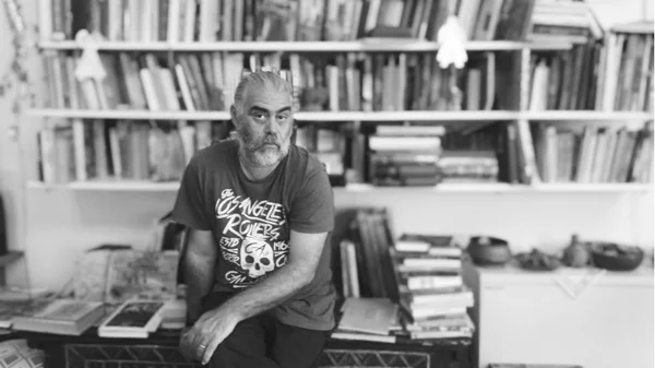 Τάσος Σαγρής: "Αν τραβήξουμε την κανονικότητα από τα μαλλιά θα αποκαλύψει όλο τον παραλογισμό της"