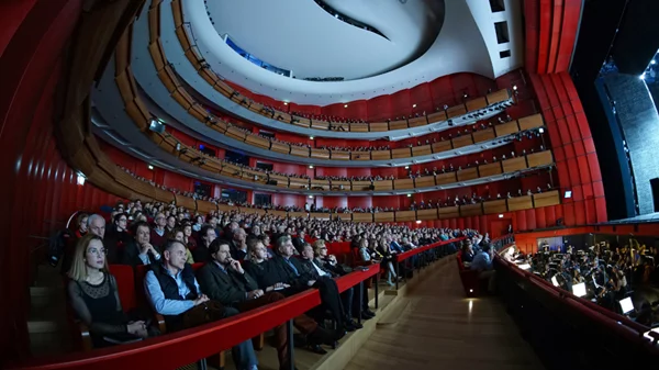 Updated | Η Εθνική Λυρική Σκηνή αναστέλλει τις παραστάσεις της