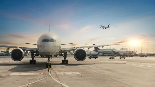 Updated | Aεροπορικές και κορονοϊός: Τι πολιτική ακολουθεί η καθεμία