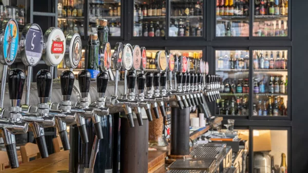 Το «Barley Cargo» προσφέρει 550 ετικέτες μπίρας για take away και delivery στο σπίτι   