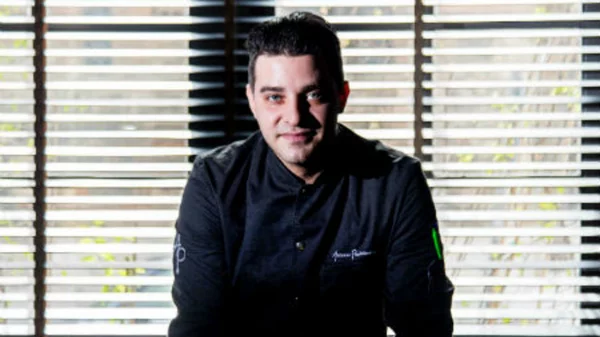 Φτιάχνουμε κοτόπουλο με πουρέ ρεβιθιού του Αντώνη Πεχλιβανάκη