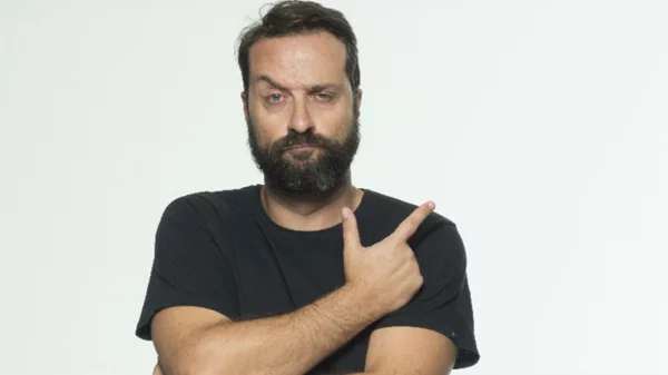  Ο μασκοφόρος Ζήσης Ρούμπος στέλνει ανταπόκριση από την πυλωτή του σπιτιού του