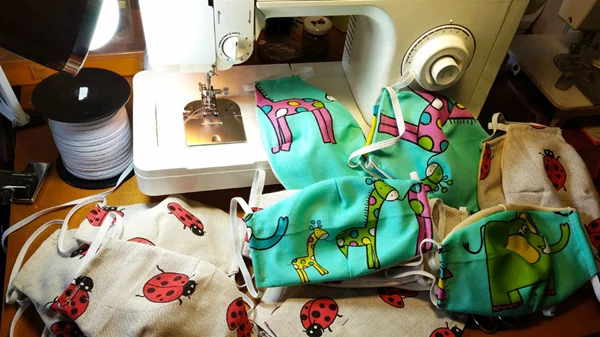 «Μοδίστρες Άμεσης Ανάγκης» ράβουν μάσκες εθελοντικά σε όλη την Ελλάδα