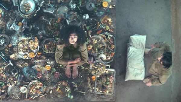 H γκροτέσκα «Πλατφόρμα» του Netflix σοκάρει χωρίς να εκπλήσσει