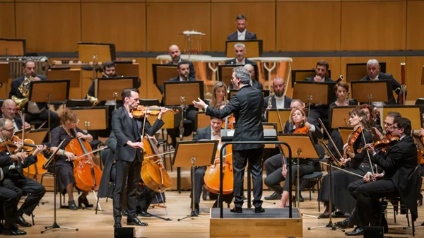 Συνύπαρξη κλασικισμού και μοντερνισμού σε επιτυχημένες συναυλίες της ΚΟΑ και της Ακαδημίας του Αγίου Μαρτίνου των Αγρών