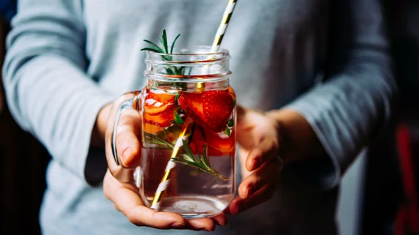 Τα καλύτερα homemade cocktail για ένα πριβέ πάρτι καραντίνας