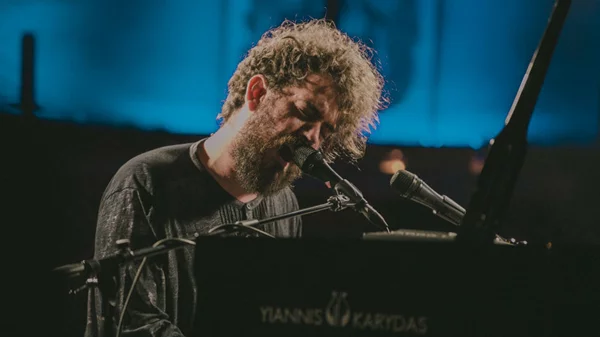 Ο Theodore μας καλεί στο six d.o.g.s. για ένα ξεχωριστό live