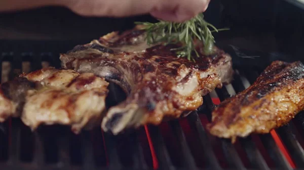 BBQ στο σπίτι: ιδέες, tips και συνταγές που θα κάνουν τη διαφορά!