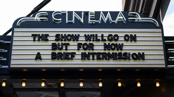 «Κορονο-ραβδιά», πριβέ τζετ και στρατώνες στη μάχη για την συνέχιση της παγκόσμιας σινε-παραγωγής