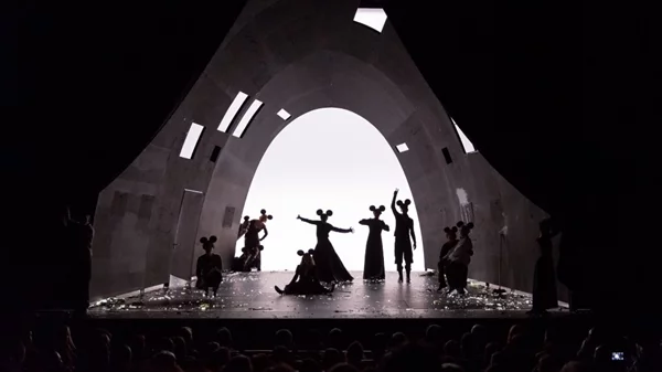 Ένας αιρετικός «Βυσσινόκηπος», ερωτικά τερτίπια και η Αθήνα γεμάτη κίτρινους φοίνικες στο κανάλι του Ιδρύματος Ωνάση