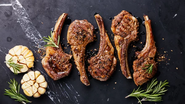 Ψήνουμε τα τέλεια αρνίσια παϊδάκια!