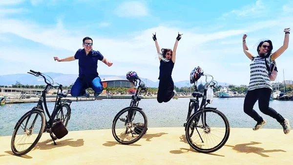 Κάθε Κυριακή, γυρνάμε την Αθήνα με ποδήλατο (ακόμη κι αν δεν έχουμε δικό μας)