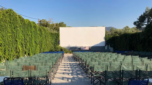 Μείωση του φόρου εισιτηρίων για τα θερινά σινεμά ανακοίνωσε στο διάγγελμά του ο πρωθυπουργός