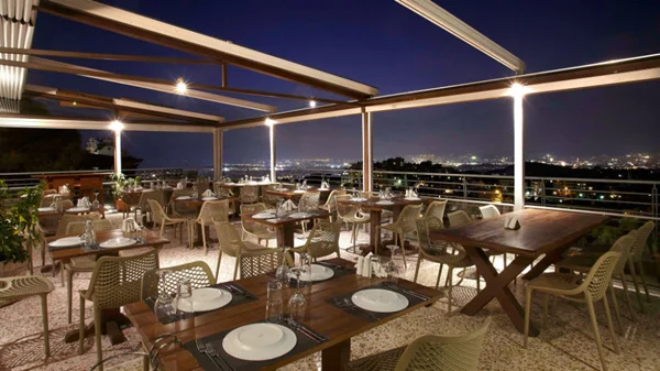 "Μπαλκόνι στις Κυκλάδες" με την Αθήνα και τη θάλασσα στο πιάτο