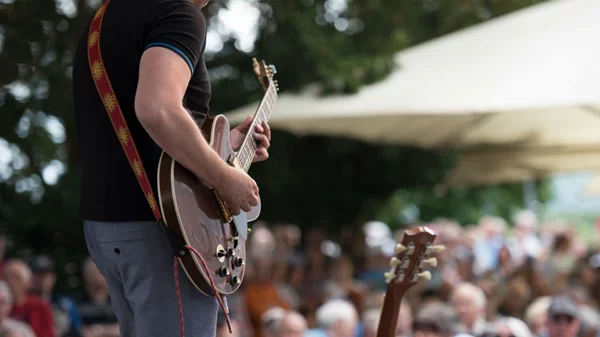 Ανοίγουν νωρίτερα εστίαση σε εσωτερικούς χώρους, συναυλίες, κλαμπ, κέντρα διασκέδασης