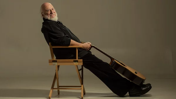 Ο Διονύσης Σαββόπουλος τραγουδάει διαδικτυακά και σόλο από το «Νιάρχος»