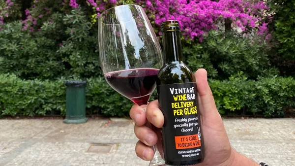 Delivery κρασιού… με το ποτήρι, από το «Vintage wine bar»