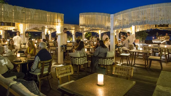 «Privilege Beach House»: Ατμοσφαιρικές Πέμπτες με Whispering Angels