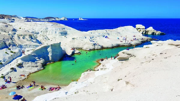 Η εσωστρεφής γοητεία της Μήλου που δεν σταματάς να ανακαλύπτεις