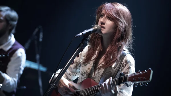 Η Μαρία Παπαγεωργίου παίζει με άρωμα, χρώμα και όνειρο στη νέα ταράτσα του «Gazarte»