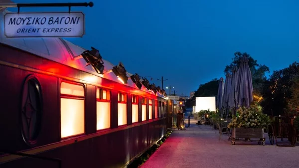 Stand up, κοκτέιλ και μουσική στο Τρενοθέατρο