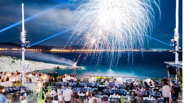 «Island» σταθερά στο θρόνο του