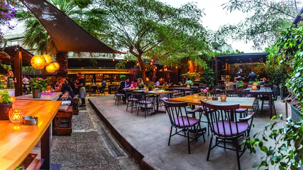 Αγαπημένες αυλές και ταράτσες μας καλούν σε ένα cocktail tour στην καλοκαιρινή Αθήνα