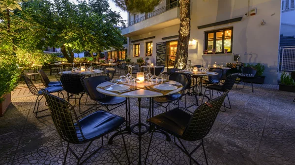 Στο «Dal Professore» παίζουν Ιταλικές γεύσεις κάτω από πεύκο και μουριά