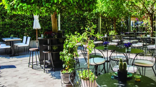 «Villa Grigio 46»: Aperitivo και δροσιά στον κήπο του Παλαιού Φαλήρου