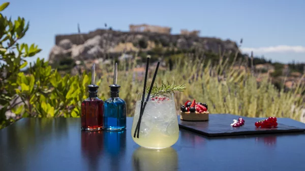 Συνεχίζονται τα cocktail sunsets του «Elia Ermou»