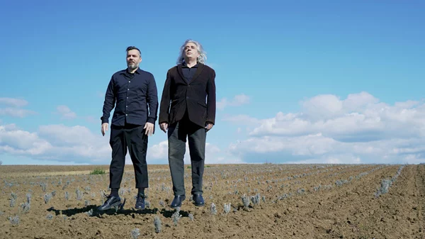 Γιάννης Αγγελάκας & Νίκος Βελιώτης: «Θα καταστρέψουμε κι άλλο το ελληνικό τραγούδι!»