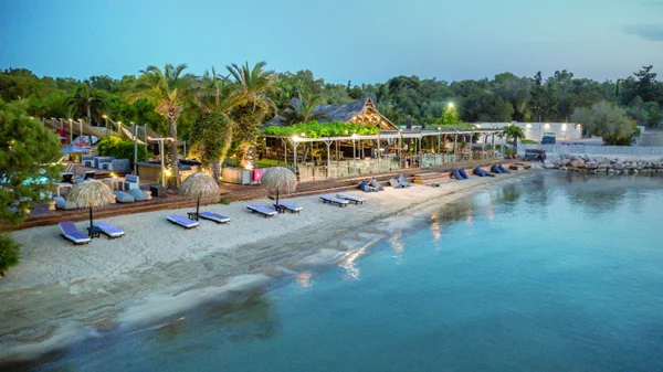 «Balux Seaside»: Ο εξωτικός παράδεισος της αθηναϊκής ριβιέρας