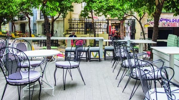 Θετικά vibes στον πεζόδρομο από τον «Ιπποπόταμο»