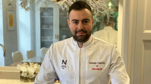 Μιλήσαμε με τον Ασημάκη Χανιώτη, το νεαρότερο σεφ που κέρδισε αστέρι Michelin στο Λονδίνο