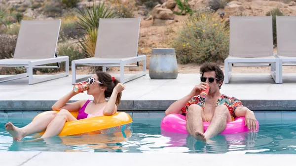 Το «Palm Springs» είναι το must (τηλεοπτικό) κοκτέιλ του καλοκαιριού