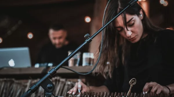 Tο «Andronis Arcadia» υποδέχεται τους Valeron & Band